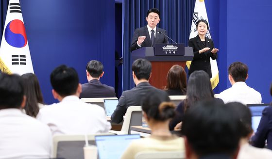 Kang Hoon-sik, the presidential chief of staff, center, takes questions from reporters during a press briefing on the outcome of his four-country trip as a special envoy to Kazakhstan, Oman, Saudi Arabia and Qatar at the Blue House in central Seoul on April 15. [NEWS1]