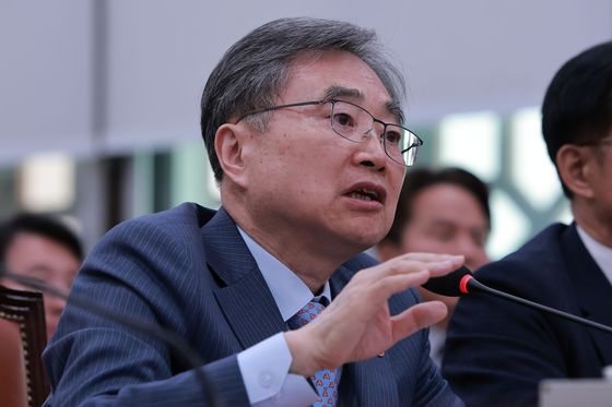 Foreign Minister Cho Hyun speaks to lawmakers on the National Assembly's Foreign Affairs and Unification Committee in Yeouido, western Seoul, on April 15. [YONHAP]