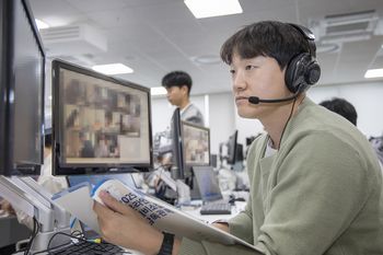 An inspector holds a preliminary call with applicants of corporate entrance exam at Samsung's human resources development center in March. [SAMSUNG]    